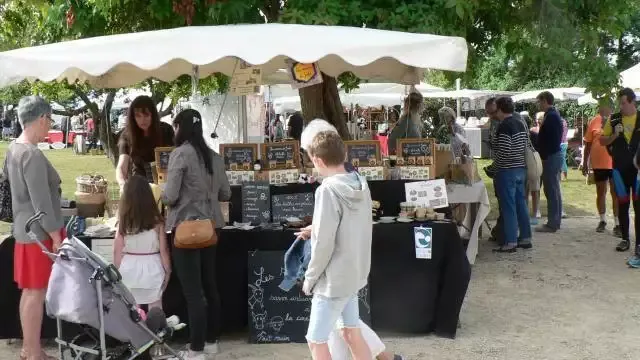 Étal des Savons de Jadis au marché artisanal